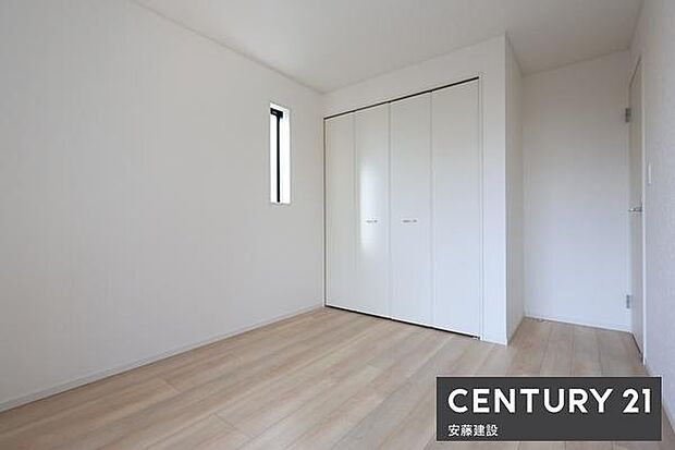 【　洋室　/　5.7帖　】明るくゆとりのある広さの洋室！クローゼット完備どんな家具にも合わせやすい白基調のお部屋です