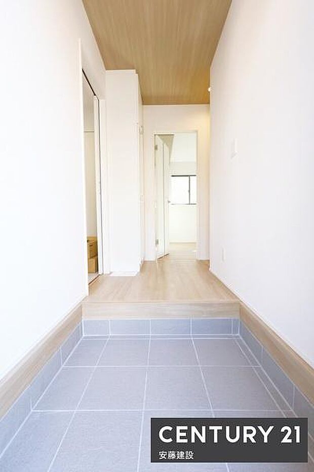 【　玄関　/　entrance　】明るくゆとりのある玄関シューズボックスが廊下にあることでより開放的で、タイル部分を余すことなく活用できます。荷物の出し入れもぐっとしやすくなります♪