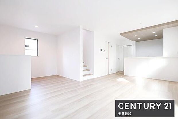 【　リビング　/　19帖　】明るくあたたかな、しっかりとした広さのリビングダイニングテーブルとソファーを置いてもゆとりが生まれる空間