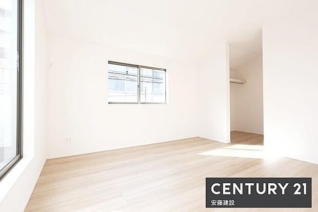 【　寝室+WIC　/　8帖　】バルコニーに面した明るい寝室お好みの家具を置いてこだわりの空間を楽しめますね！