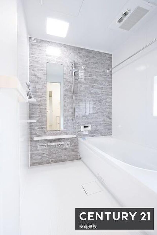 【　浴室　/　Bathroom　】ホテルのような上質なデザインのシステムバス浴室暖房乾燥機が備わっており換気しやすく、冬場は過度な温度差を防げます