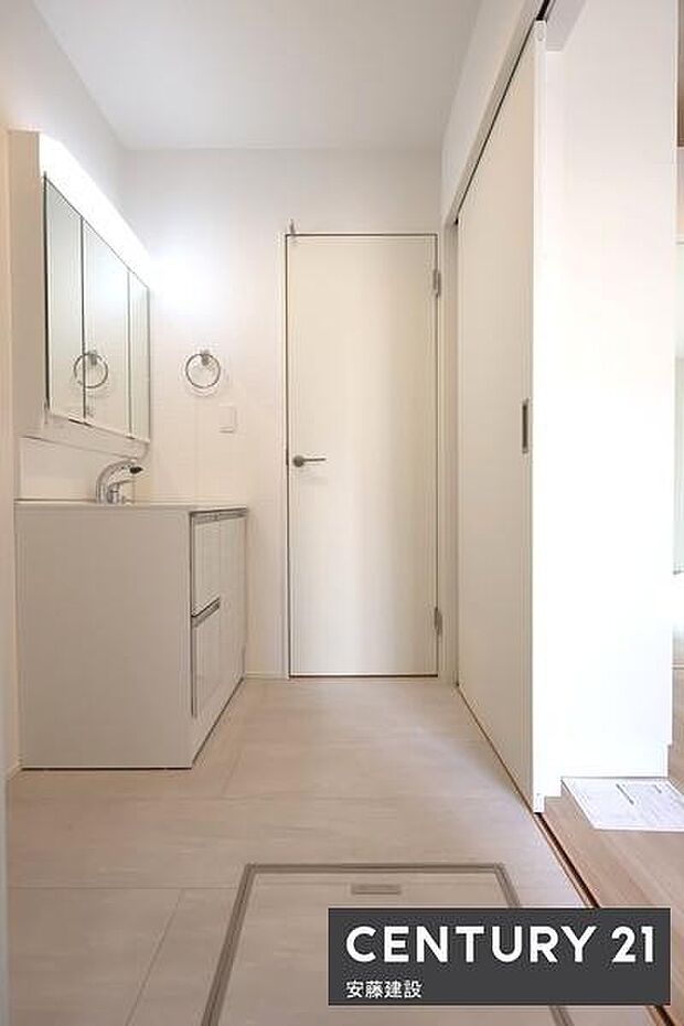 【 洗面所 / Washroom 】清潔感溢れる洗面所は忙しい朝もストレスフリーに身支度できそうな空間収納力のある三面鏡独立洗面台完備!