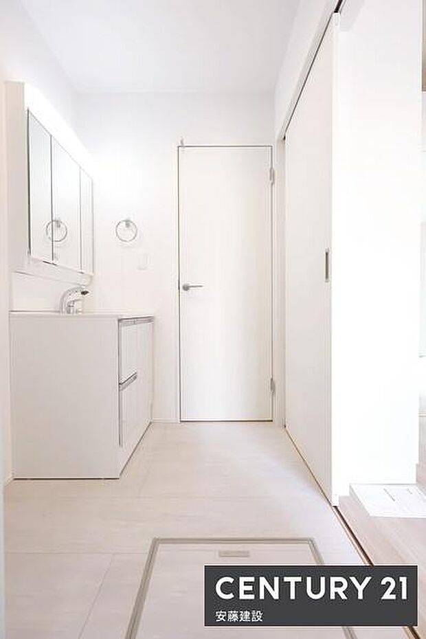 【　洗面所　/　Washroom　】清潔感溢れる洗面所は忙しい朝もストレスフリーに身支度できそうな空間収納力のある三面鏡独立洗面台完備！