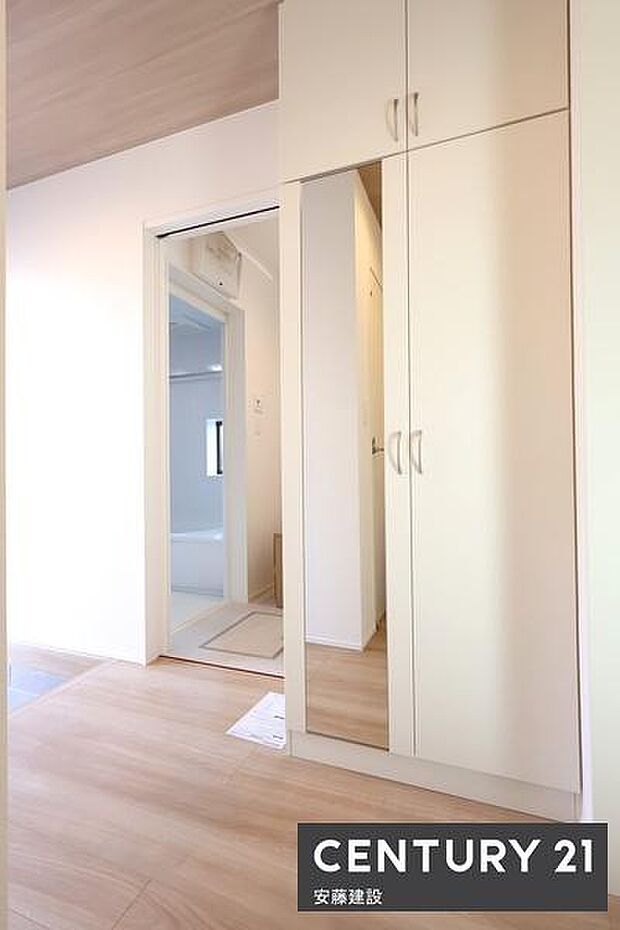 【 シューズボックス 】廊下に設置することにより玄関周りがより開放的に姿見もあるため靴を履く前に身だしなみが確認できて便利ですね!