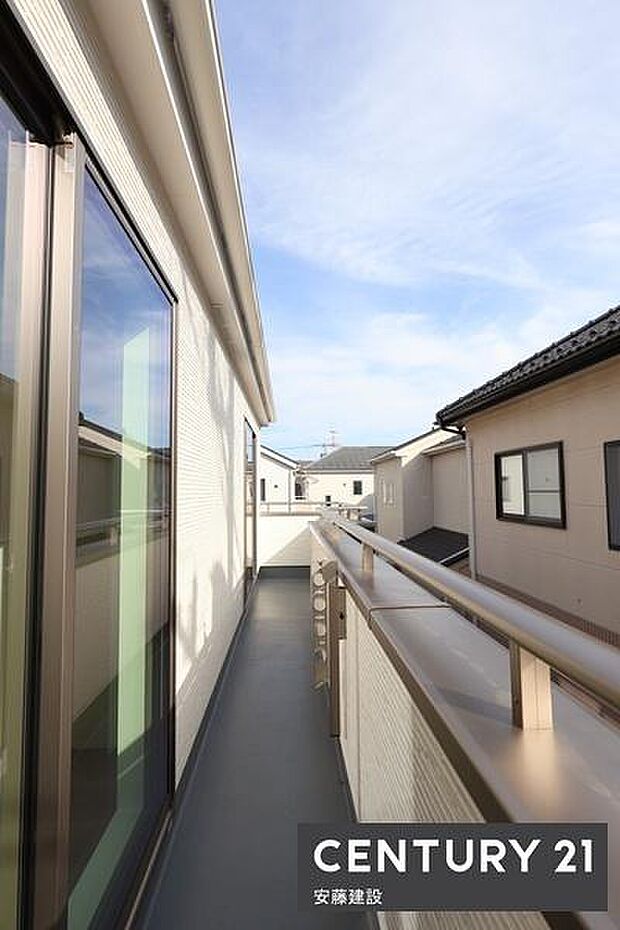 【 バルコニー / Balcony 】2部屋から出入可能な南向きバルコニー!たっぷりの日差しを浴びて洗濯物がしっかり乾きます