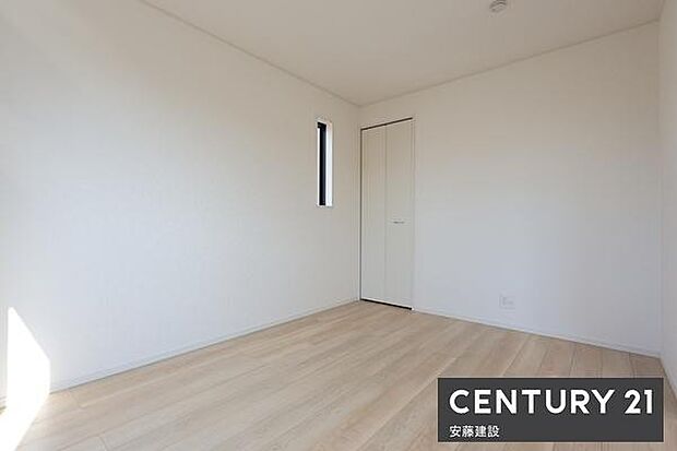 【　1階洋室　/　6.5帖　】お好きな家具を自由にレイアウトできる広さの洋室お子様にもちょうどいいサイズのお部屋です！