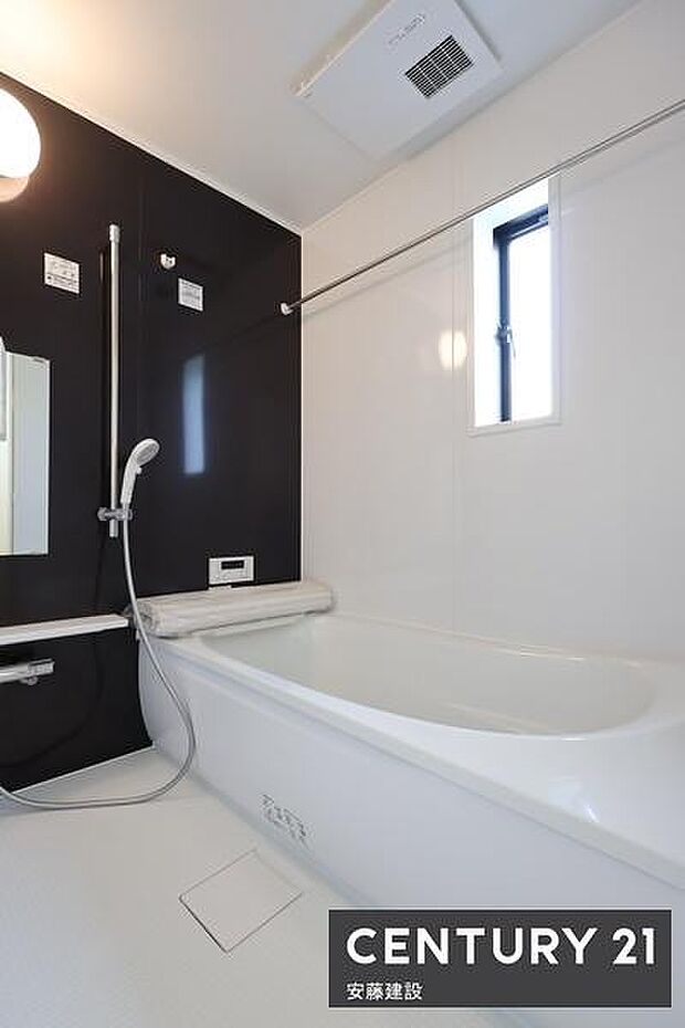 【　浴室　/　Bathroom　】ブラックのアクセントパネルで優雅な空間を演出したシステムバスホスクリーンが備わっており、雨の日でも部屋干し可能