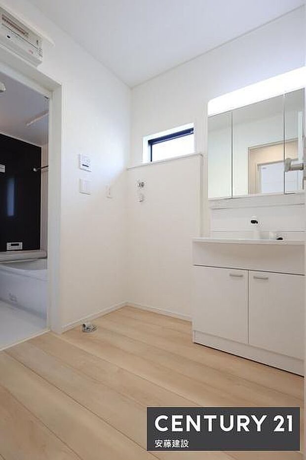 【　洗面所　/　Washroom　】清潔感溢れる洗面所は忙しい朝もストレスフリーに身支度できそうな空間収納力のある三面鏡独立洗面台完備！