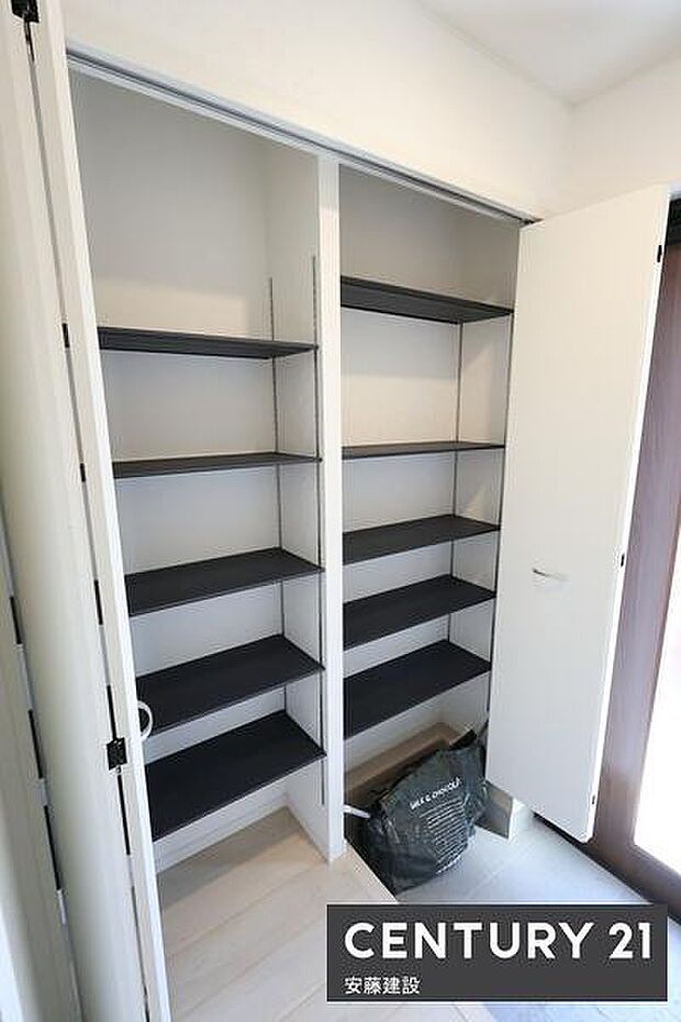 【　シューズボックス　】可動棚のためサイズ調整ができて便利なシューズボックス完備