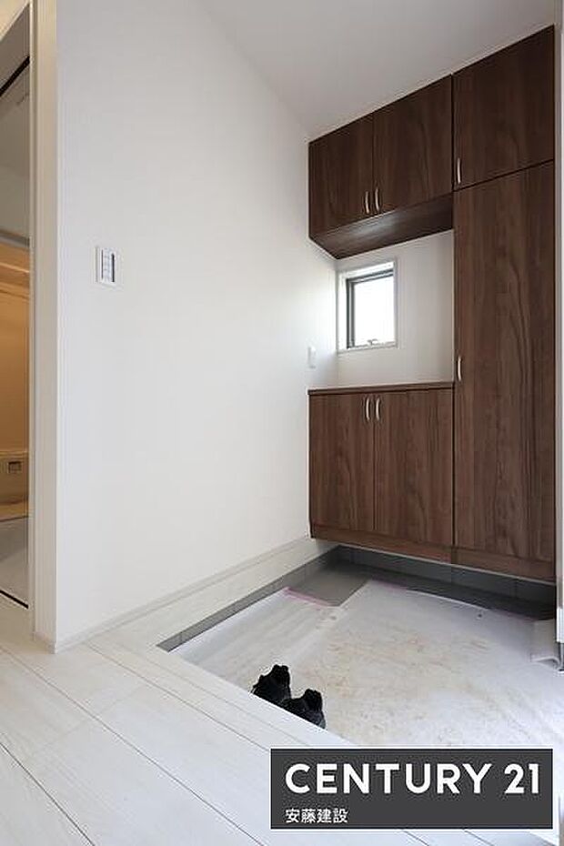 【　玄関　/　entrance　】明るくゆとりのある玄関シューズボックス完備で玄関が靴で溢れる心配もないですね！