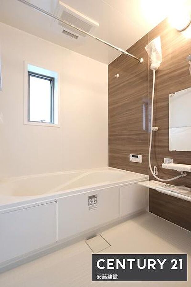 【　浴室　/　Bathroom　】ホテルのような上質なデザインのシステムバス浴室暖房乾燥機が備わっており換気しやすく、冬場は過度な温度差を防げます