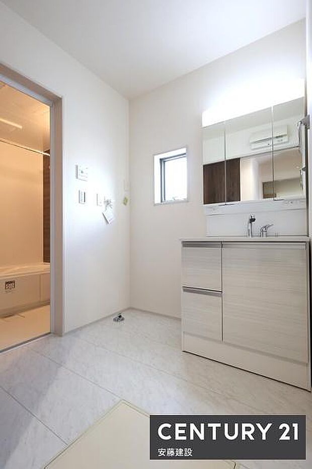 【　洗面所　/　Washroom　】清潔感溢れる洗面所は忙しい朝もストレスフリーに身支度できそうな空間