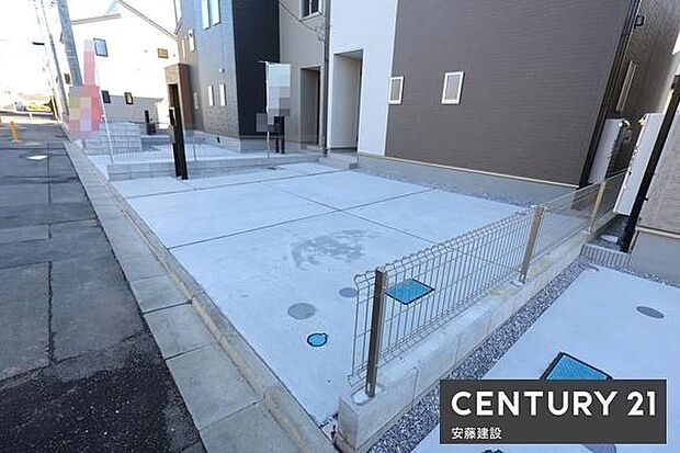 【　駐車場　/　parking　】並列2台可能な駐車スペース（※車種制限有）ご夫婦それぞれのお車をお家の前に停めることができます