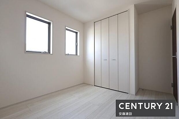 【　洋室　/　5.25帖　】明るくゆとりのある広さの洋室！クローゼット完備