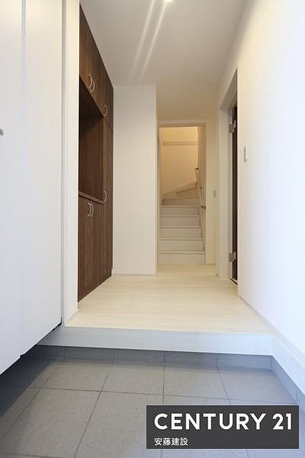 【　玄関　/　entrance　】住む人を毎日見送り迎え入れる、清潔感のある玄関サイズ調整ができて便利な可動棚付き玄関収納・シューズボックス完備！