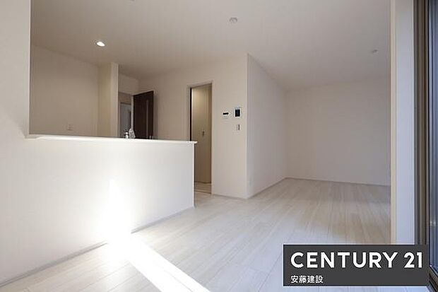 【　リビング　/　17帖　】南向き二面採光で陽当・風通良好なリビング！ダイニングとプライベート空間を分けてレイアウト可能なゆとりの広さ