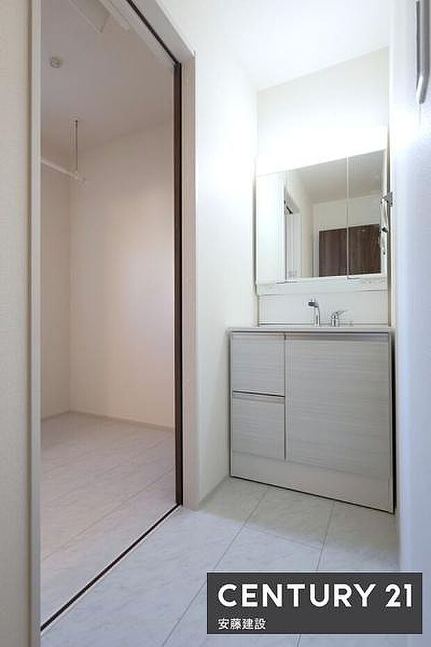 【　独立洗面化粧台　】フラットで掃除もしやすい洗面化粧台完備三面鏡のため身だしなみのチェックもバッチリ！