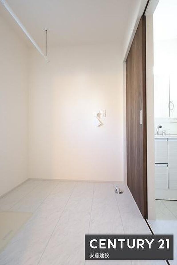 【　脱衣所　/　Washroom　】明るくゆとりある広さの脱衣所洗面化粧台と分かれており、家庭内でのプライベート性も確保できる設計