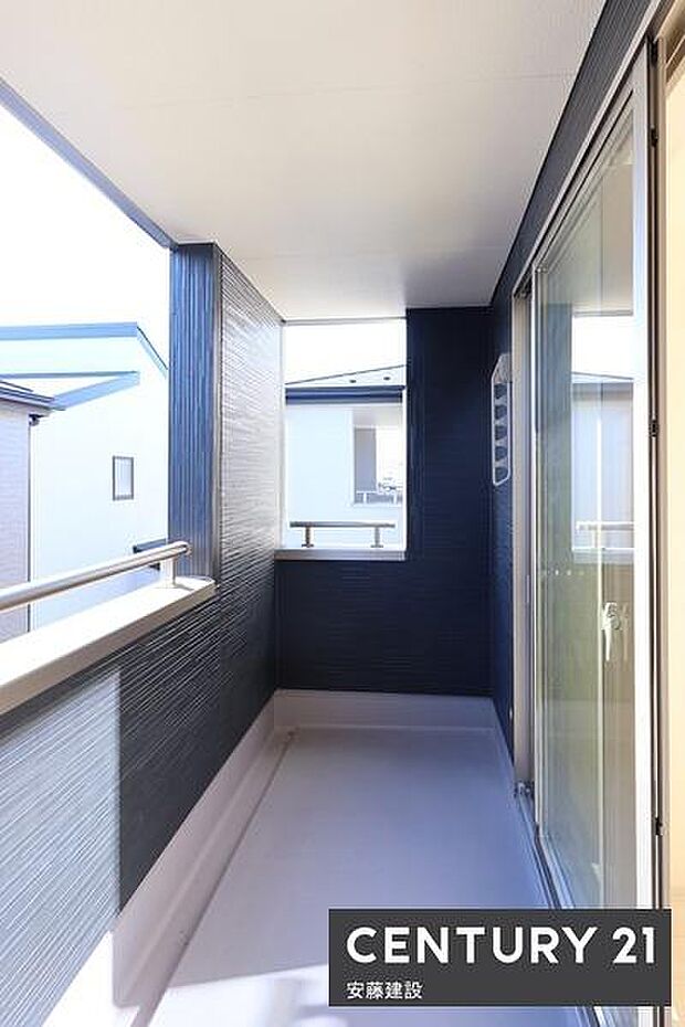 【　バルコニー　/　Balcony　】屋根があり急な雨の日でも安心な南向きインナーバルコニー！