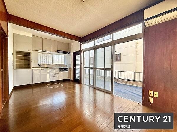 【　ダイニング　/　9帖　】南西向き二面採光でたっぷりの陽射しや心地良い風が入るダイニング