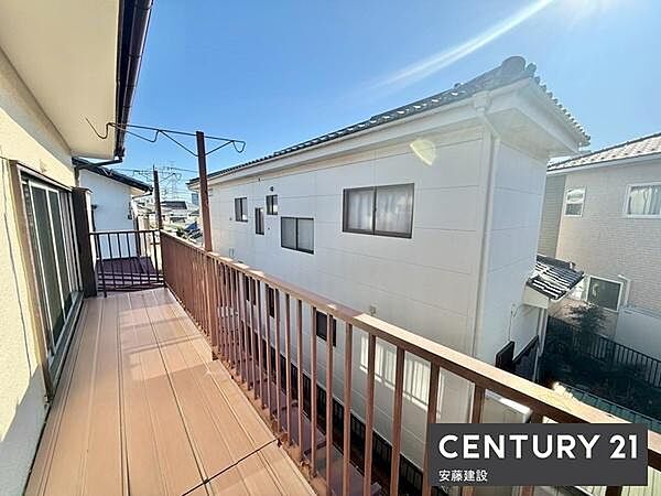 【　バルコニー　/　Balcony　】2部屋から出入可能な南西向きバルコニー！たっぷりの日差しを浴びて洗濯物がしっかり乾きます