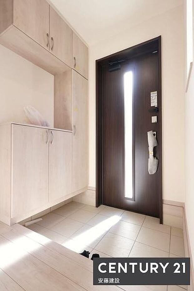 【　玄関　/　entrance　】清潔感あふれる玄関は、帰宅・来客を心地よく迎えてくれます散らかりがちな玄関もすっきり片付くシューズボックス完備