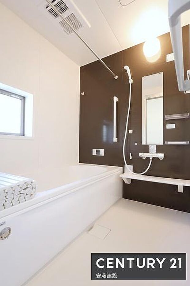 【　浴室　/　Bathroom　】ブラックのアクセントパネルで優雅な空間を演出したシステムバスホスクリーンが備わっており、雨の日でも部屋干し可能