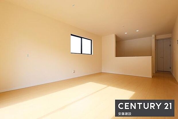 【　リビング　/　17帖　】明るくあたたかな、しっかりとした広さのリビングダイニングテーブルとソファーを置いてもゆとりが生まれる空間