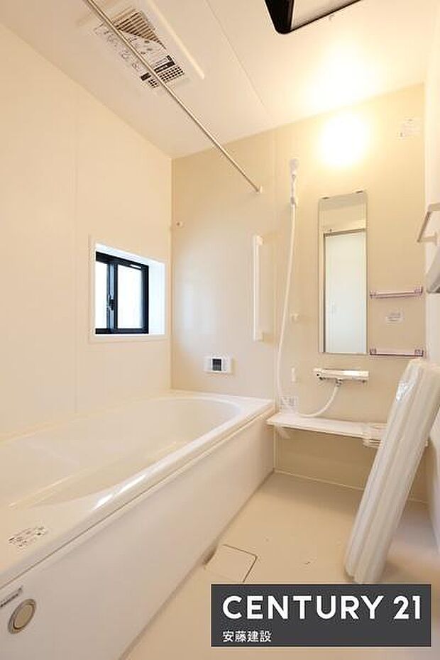 【　浴室　/　Bathroom　】ゆったりと至福のバスタイムを過ごせそうな清潔感ある浴室