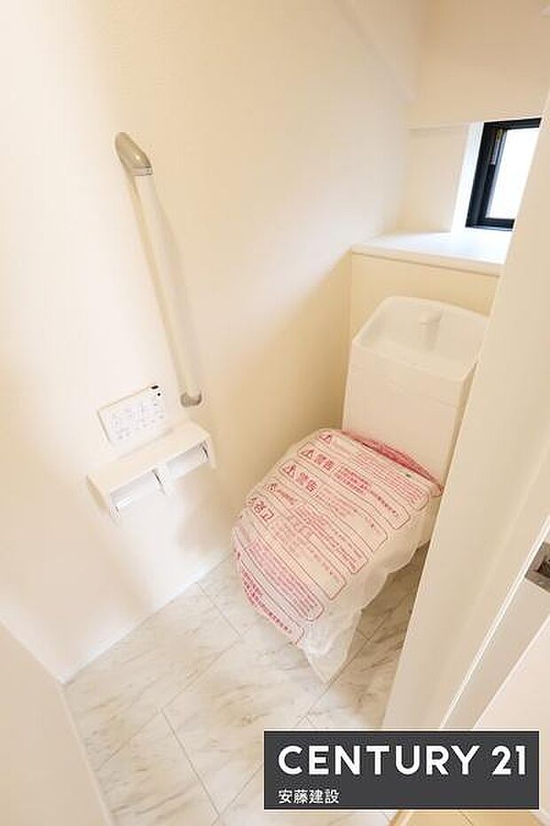 【　トイレ　/　toilet　】ウォッシュレット付きトイレ窓があり素早く換気できます