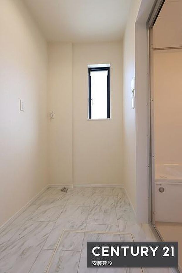 【　脱衣所　/　Washroom　】明るくゆとりある広さの脱衣所洗面化粧台と分かれており、家庭内でのプライベート性も確保できる設計