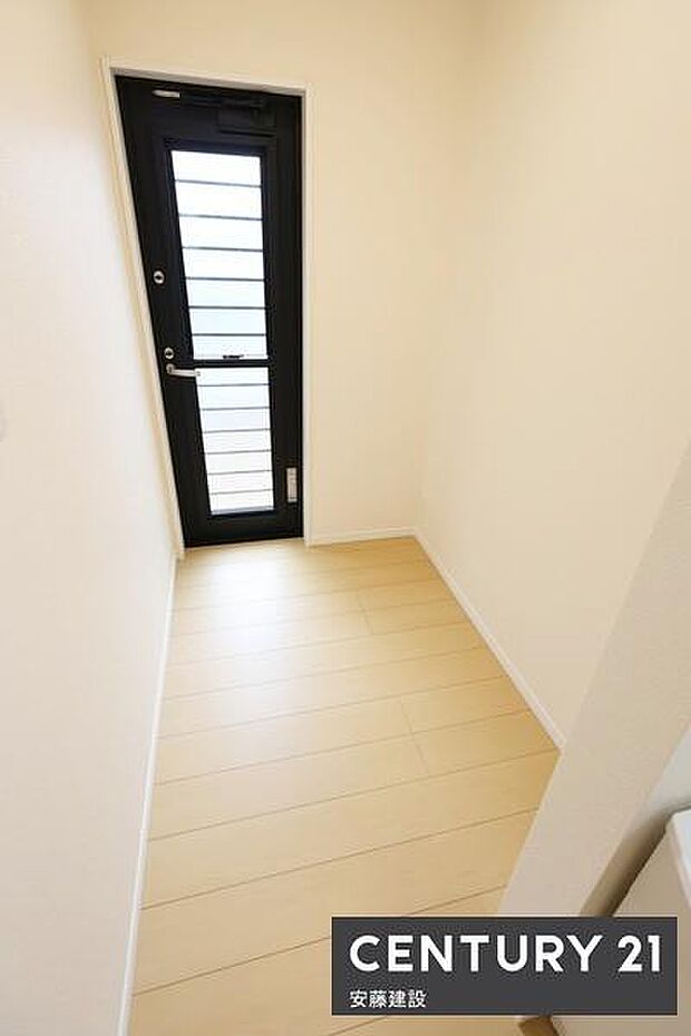 【　フリースペース　】パントリーや衣類もおける空間勝手口がありお庭にも出やすく便利