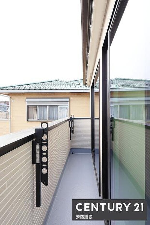 【　バルコニー　/　Balcony　】2ヶ所から出入可能な南向きバルコニー！たっぷりの日差しを浴びて洗濯物がしっかり乾きます
