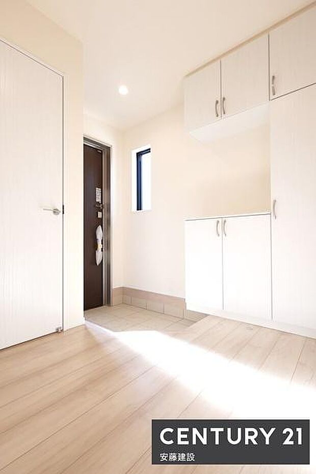 【　玄関　/　entrance　】住む人を毎日見送り迎え入れる、清潔感のある玄関散らかりがちな玄関もすっきり片付くシューズボックス完備
