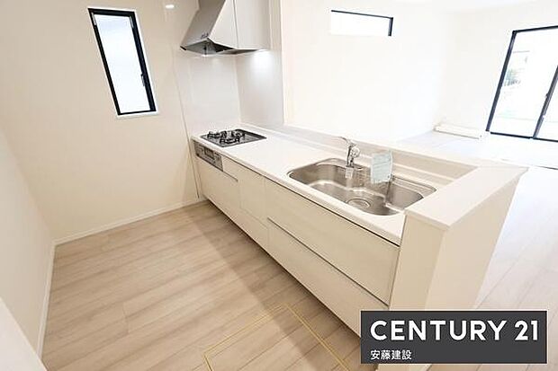 【　キッチン　/　Kitchen　】収納と作業スペースをしっかり確保した対面式システムキッチン！お料理の片付けや運び出しもしやすい便利な設計