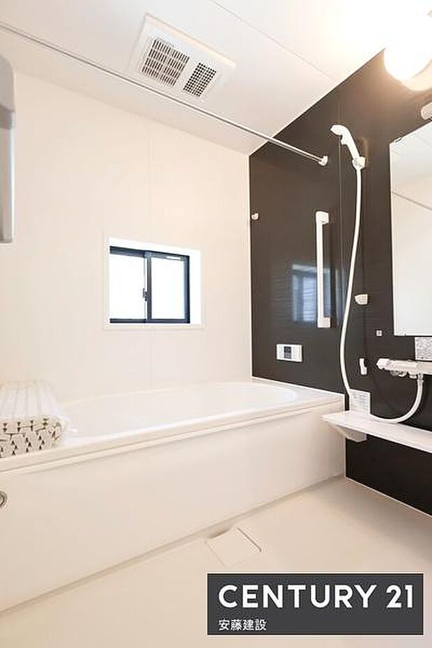 【　浴室　/　Bathroom　】ブラックのアクセントパネルで優雅な空間を演出したシステムバスホスクリーンが備わっており、雨の日でも部屋干し可能