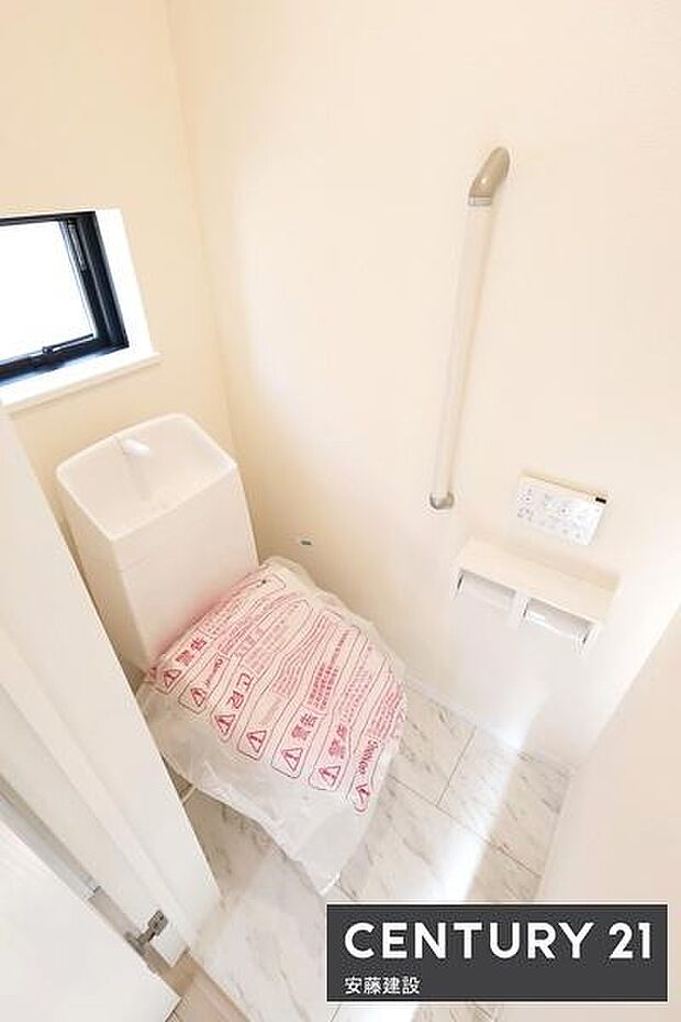 【　トイレ　/　toilet　】清潔的なウォッシュレット付きトイレ手摺完備で家族みんなにやさしいトイレです