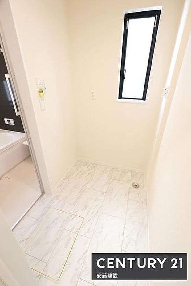 【　脱衣所　/　Washroom　】明るくゆとりある広さの脱衣所洗面化粧台と分かれており、家庭内でのプライベート性も確保できる設計