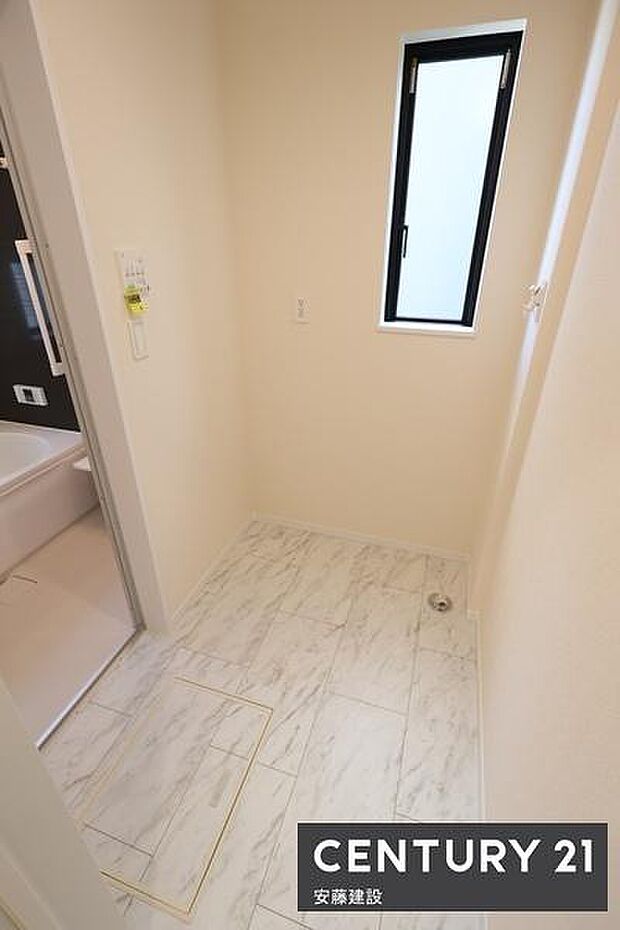 【 脱衣所 / Washroom 】明るくゆとりある広さの脱衣所洗面化粧台と分かれており、家庭内でのプライベート性も確保できる設計