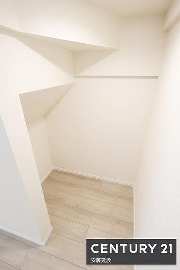 【　パントリー　】キッチン横に食料品や日用品を収納できるパントリー完備