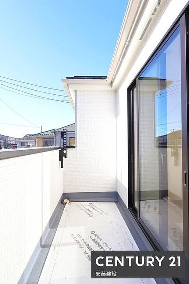 【　バルコニー　/　Balcony　】寝室から出入可能な南向きバルコニー！陽当り良好で洗濯物もしっかり乾きます