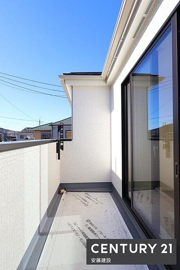 【 バルコニー / Balcony 】寝室から出入可能な南向きバルコニー!陽当り良好で洗濯物もしっかり乾きます