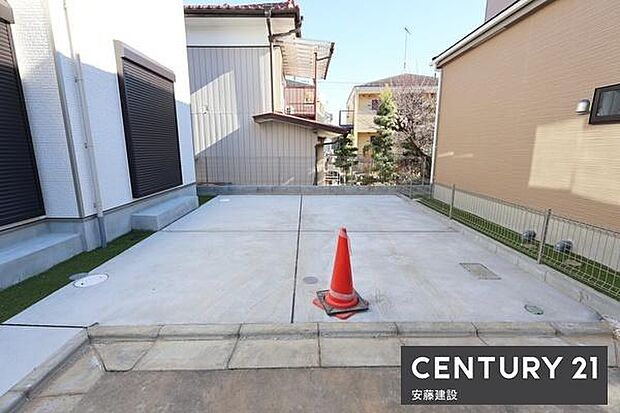 【　駐車場　/　parking　】並列2台可能な駐車スペースご夫婦それぞれのお車をお家の前に停めることができます