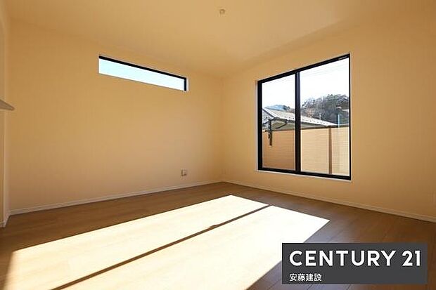 【　寝室　/　8帖　】南向きバルコニーに面して明るくあたたかな寝室！お好みの家具を置いてホテルライクな空間も楽しめます