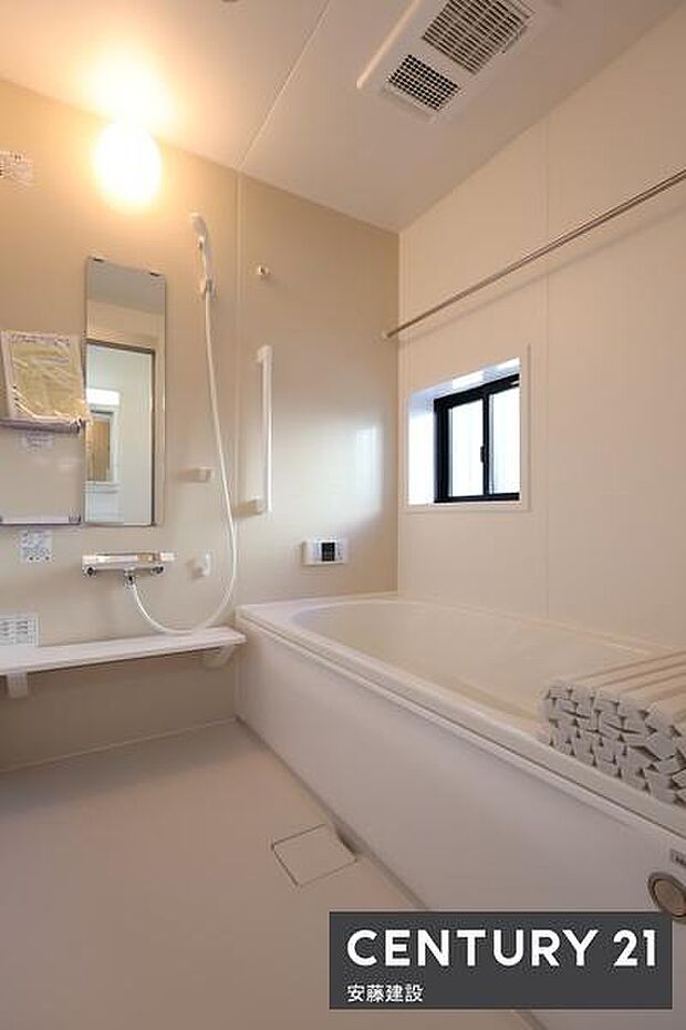 【　浴室　/　Bathroom　】落ち着いた雰囲気のバスルームは、一日の疲れを癒してくれます！ホスクリーンが備わっており、雨の日でも室内部屋干し可能