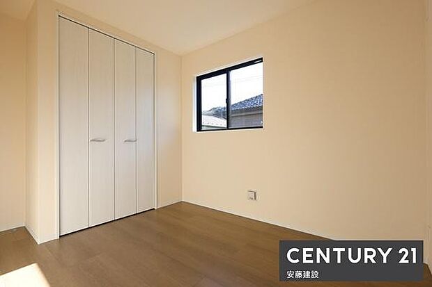 【　洋室　/　5.25帖　】明るくゆとりのある広さの洋室！クローゼット完備