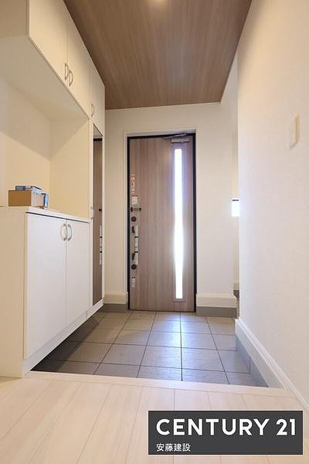 【　玄関　/　entrance　】白を基調とした清潔感あふれる玄関は、間口が広く開放的な空間空間に広がりを感じられるミラー付シューズボックス完備