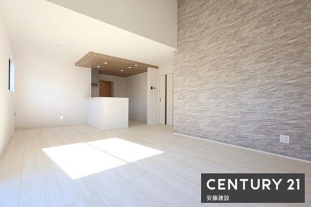 【　リビング　/　18.25帖　】勾配天井採用の開放感溢れるLDK！二面採光で陽当・風通良好ダイニングテーブルとソファーを置いてもゆとりが生まれる空間