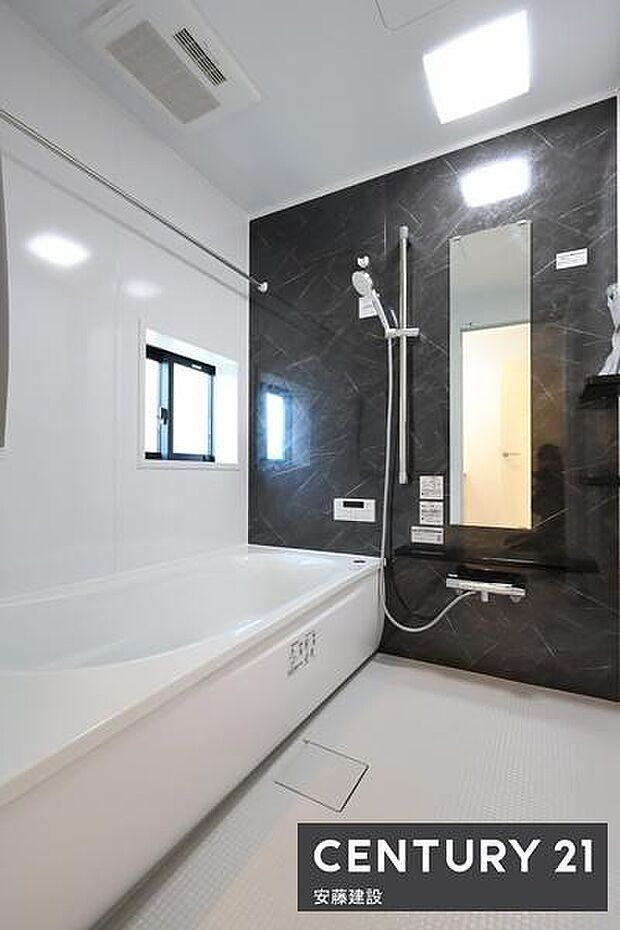 【　浴室　/　Bathroom　】ブラックのアクセントパネルで優雅な空間を演出したシステムバスホスクリーンが備わっており、雨の日でも部屋干し可能