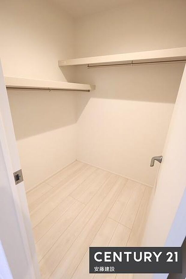 【　WIC　】廊下から出入り可能な大容量WIC完備洗面所、庭で乾かした洗濯物を取り込むのにも便利な動線設計！